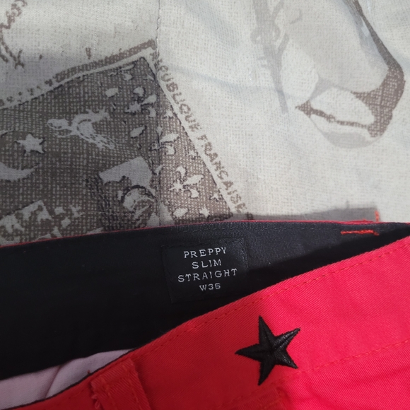 Red Star-Patterned Men's Shorts - Picture 3 of 3